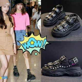 Giày sandals Lisa BLACKPINK nạm đinh phong cách chic punk