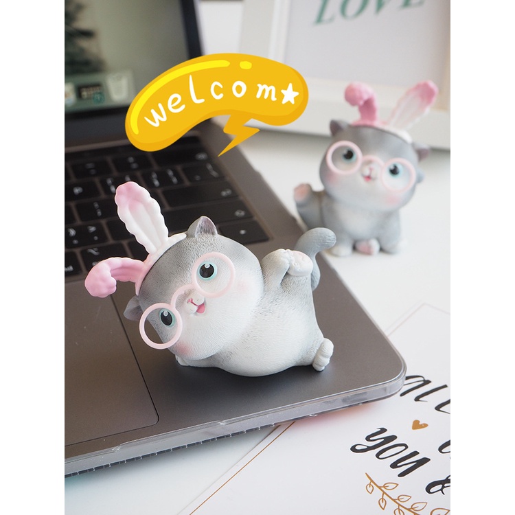 Tượng mô hình mèo cute đeo kính bờm thỏ làm quà tặng lưu niệm, trang trí bàn làm việc, trang trí taplo xe ô tô Mee Store