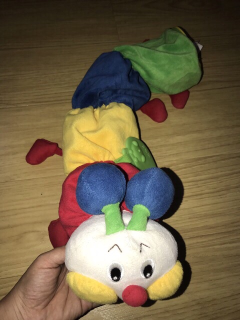 Sâu nhồi bông ngũ sắc leng keng cho bé 55cm