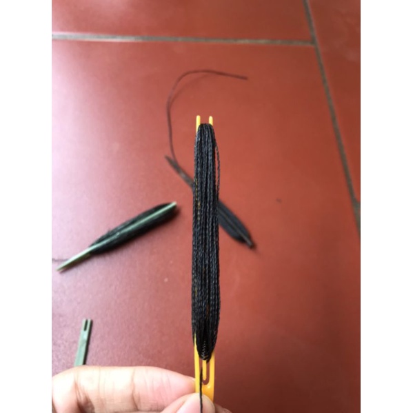 Que móc ghim có sẵn chỉ để vá sửa chữa lưới tặng kèm chỉ có hướng dẫn cách vá