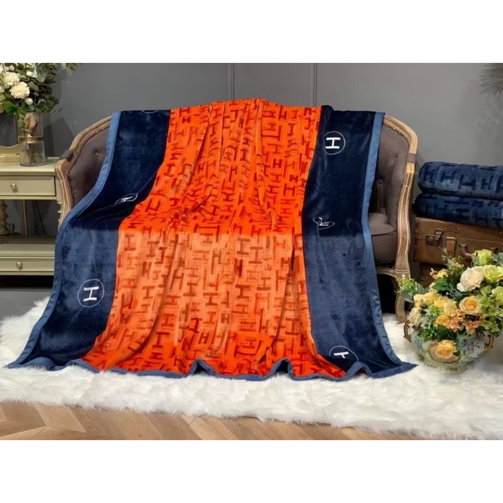 Chăn nỉ nhung tuyết thương hiệu _LOẠI 1_mềm có túi xách nặng 2kg7 kích thước 2mx2m3 loại 1