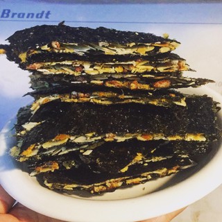  Snack rong biển kẹp hạnh nhân lát - gạo lứt - chà bông gà cay