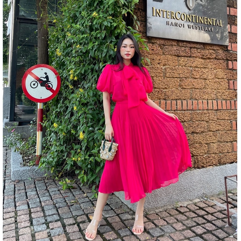 Set áo sơ mi tơ tằm cổ nơ và chân váy dập li hồng fuchsia HUONG BOUTIQUE HBSM962