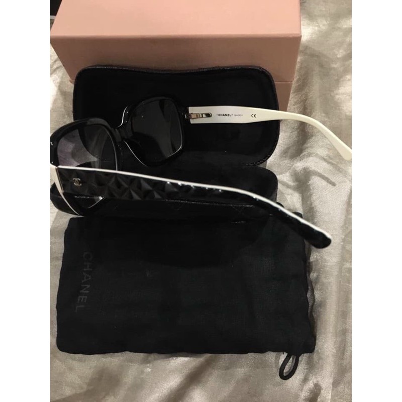 Kính của pháp hiệu C h a n e l auth