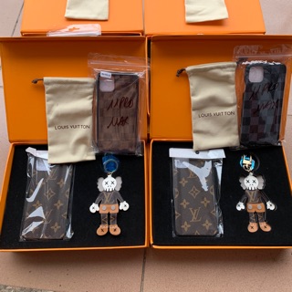 Bộ quà tặng: Ốp LV + móc khoá KAWS fullbox