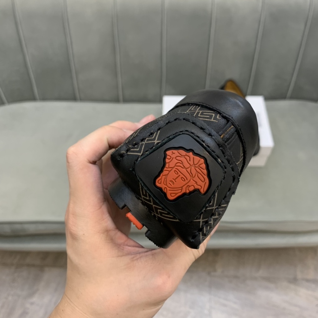 Giày lười nam da thật VERSACE thiết kế mang phong cách cổ điển, thanh lịch với họa tiết được in trên mặt da bắt mắt