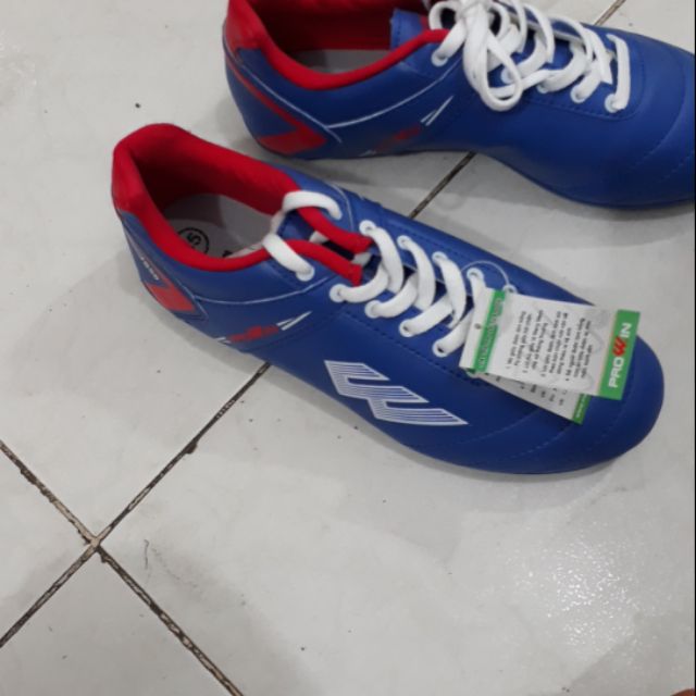 Giày đinh win đá sân nhân tạo
