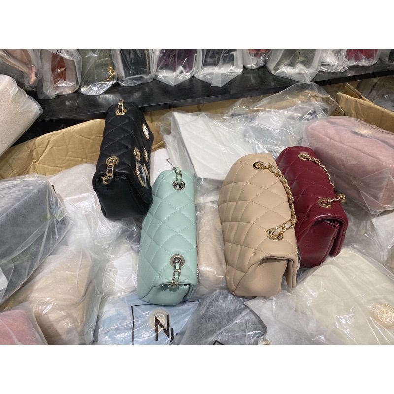 Túi Lyn ô trám huy hiệu đeo chéo ROXANNE S HANDBAGS
