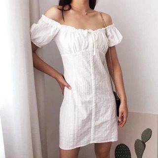 Đầm dáng suông màu trắng bẹt vai nơ ngực tay con