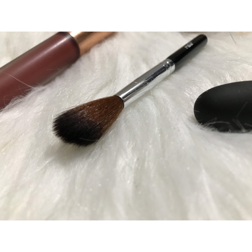 Cọ Trang Điểm Highlight MSQ (Đen &amp; Silver)