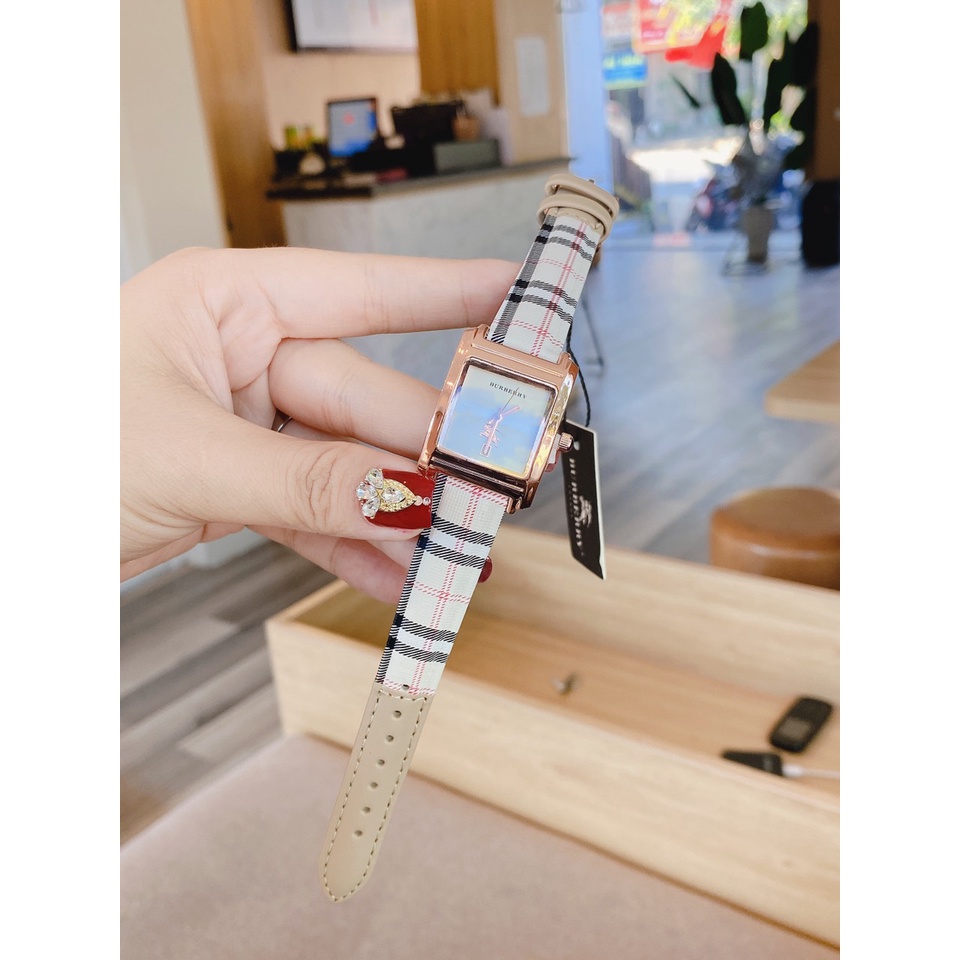 (Thẻ bảo hành 12 tháng) (burberry nữ) Đồng hồ nữ Burberry dây da cao cáp, kẻ caro tính tế, thẻ bảo hành 12 tháng - dong | BigBuy360 - bigbuy360.vn