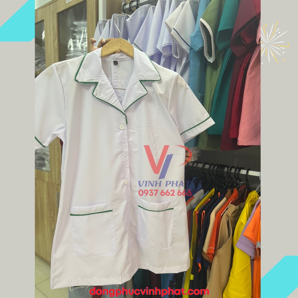 Áo Blouse Trắng Nữ Ngắn Tay Điều Dưỡng, Dược Sĩ Y Tá Chất Vải Cao Cấp - Áo Blouse Ngắn Tay Phối Viền Xanh - Ảnh Thật