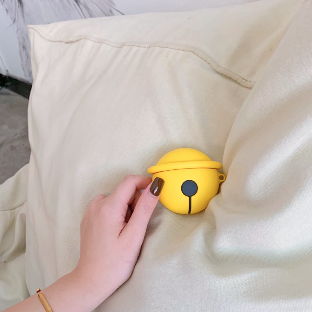 Vỏ bảo vệ hộp sạc tai nghe Airpods 1 / 2 Pro hình Doraemon gắn chuông nhỏ kèm móc