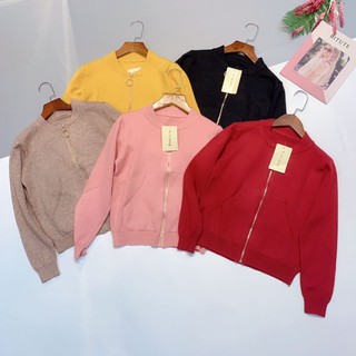 Áo len bomber khoá đồng.