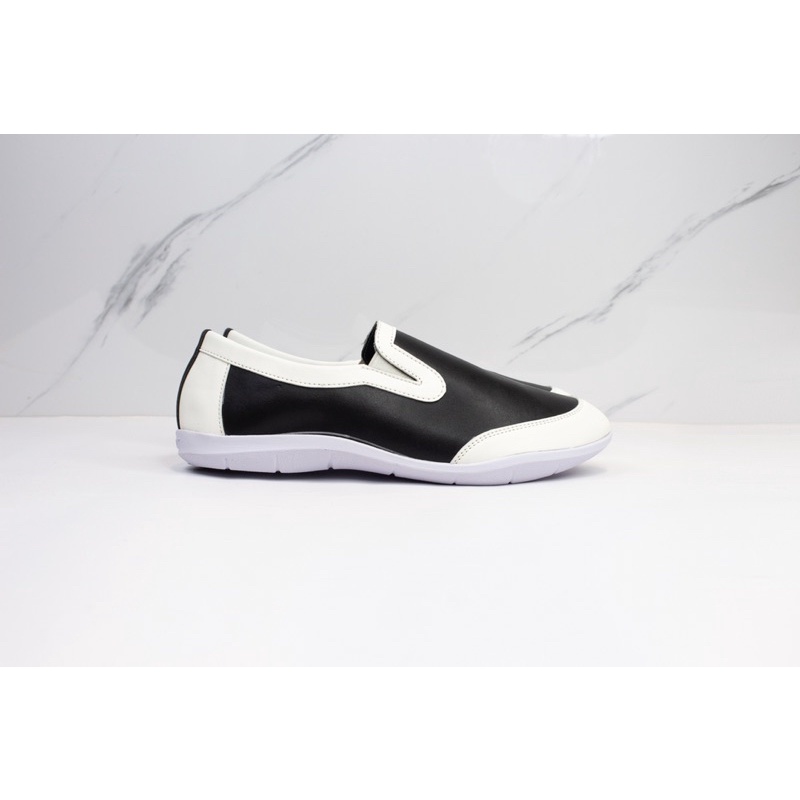 [MỚI VỀ] GIÀY SLIP ON NỮ ĐEN TRẮNG DA LÌ SLIPOGB