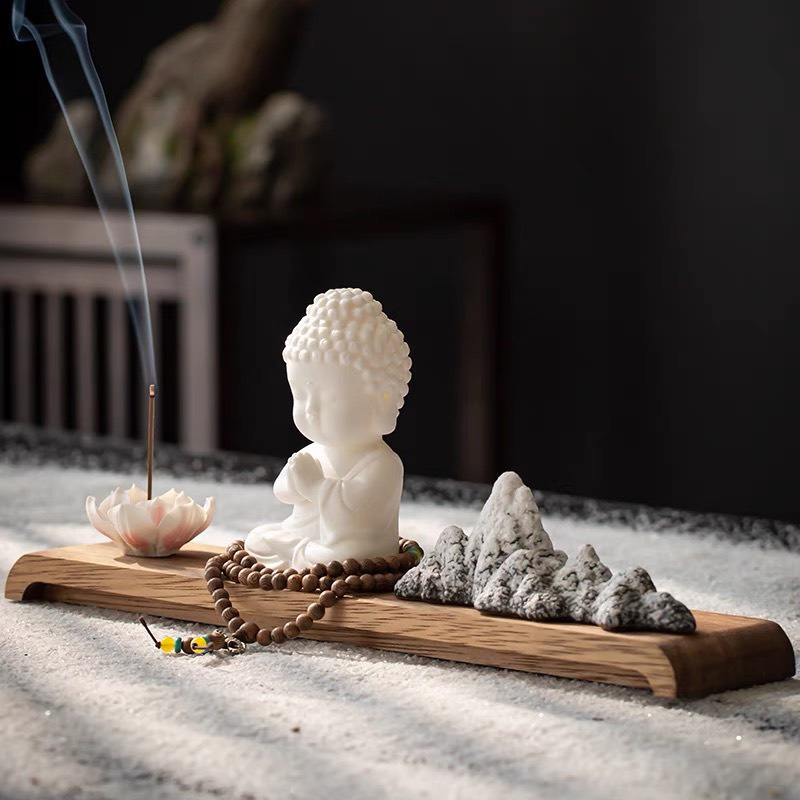 Bộ Tiểu cảnh Phật Tổ Như Lai chắp tay màu trắng nhỏ kèm núi, cây và đế kê gỗ TỰ THANH