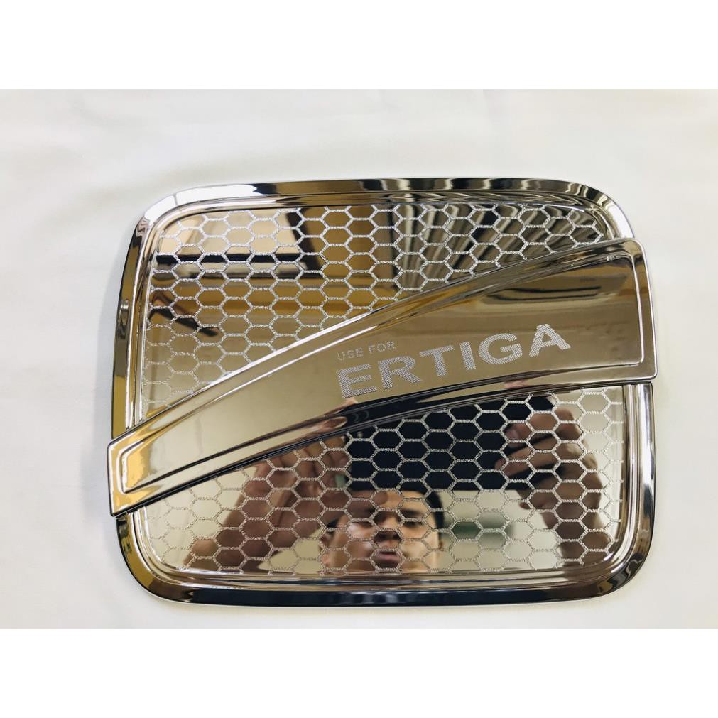 Ốp nắp xăng xe Suzuki Ertiga 2019- 2020- 2021 mẫu tổ ong