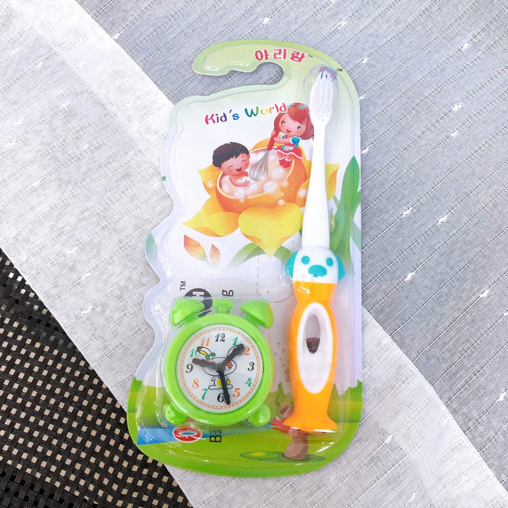 Bàn Chải Đánh Răng Trẻ Em Kid's World Hàn Quốc Tặng Kèm Đồ Chơi, Lông Chải Siêu Mảnh, Mềm Mại, Sạch Mảng Bám Trên Răng