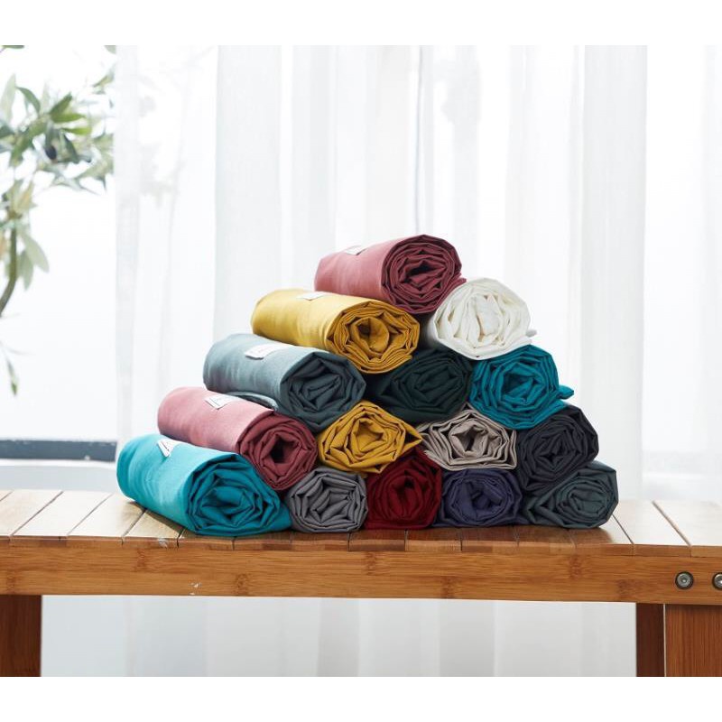 Vỏ gối ôm Cotton Poly cùng một màu với ga trải giường Cotton Poly trong bộ ga khách đặt | BigBuy360 - bigbuy360.vn