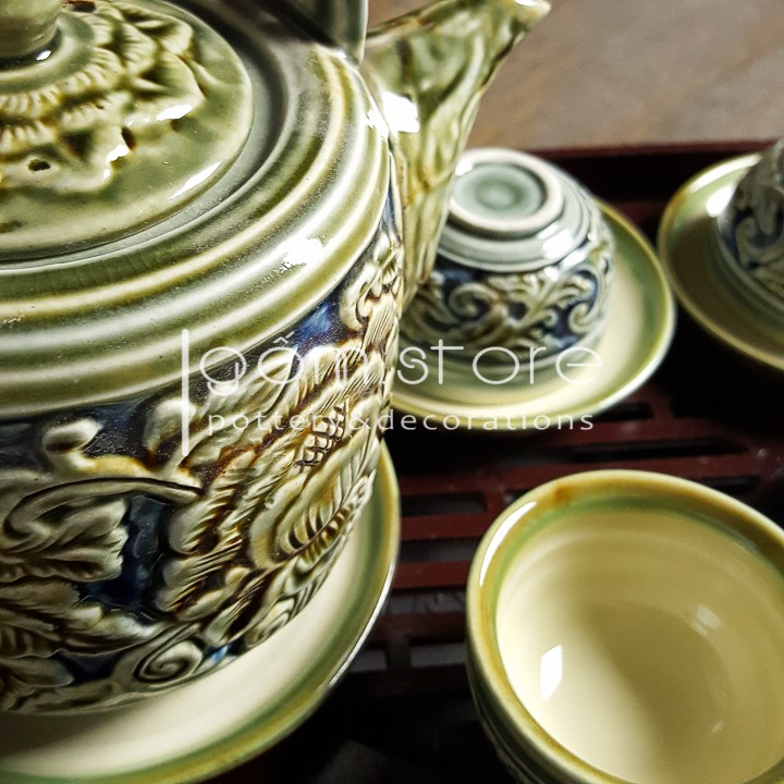 Ấm chén Bát Tràng khắc tay hoa dây nổi dáng vại men xanh đồng