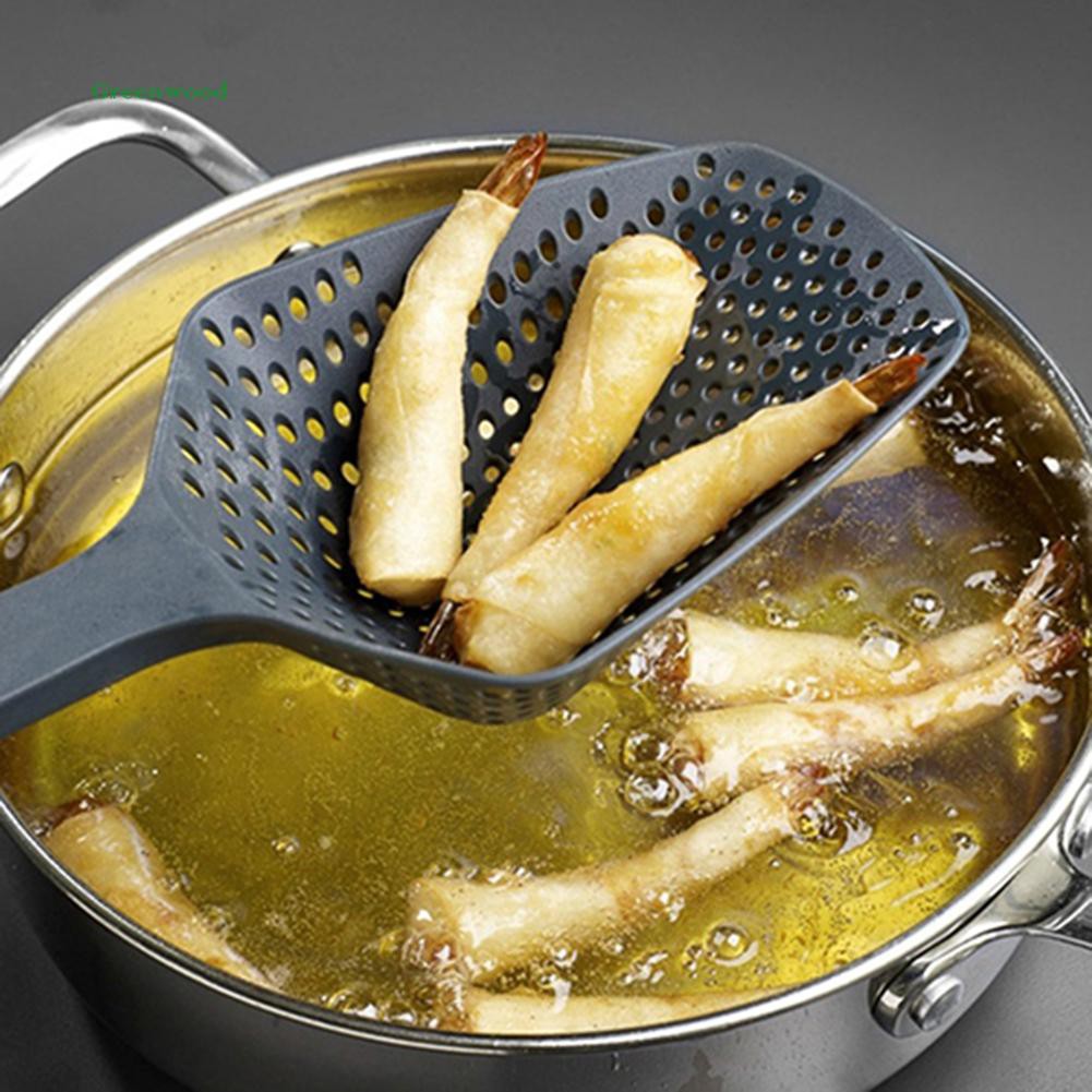 Muỗng lọc dầu ra khỏi thức ăn hỗ trợ nấu nướng tiện dụng