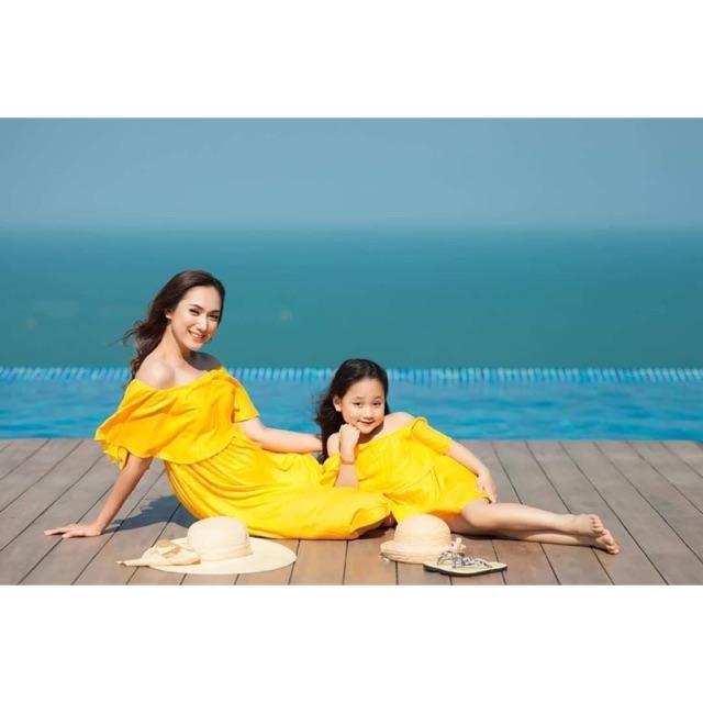 Đầm trễ vai mẹ bé
