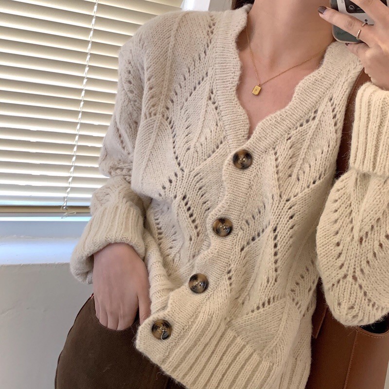 Áo len nút khuy sừng