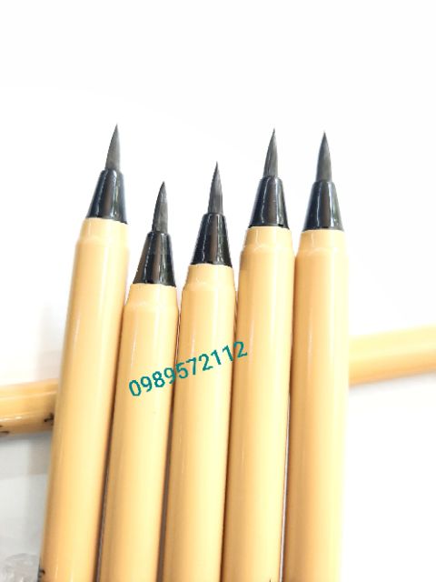 Bút lông viết thư pháp có sẵn mực.