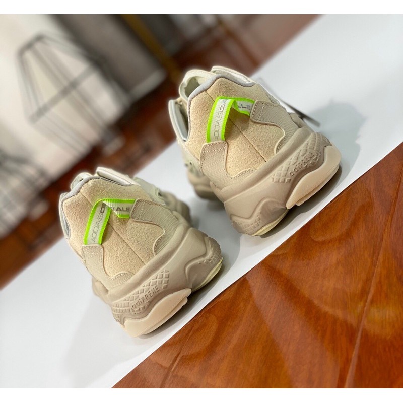 giày thể thao Phần trên được làm bằng lưới và cấu trúc lồng giày, tạo cảm giác rỗng và kết hợp cảm giác cổ điển adidas