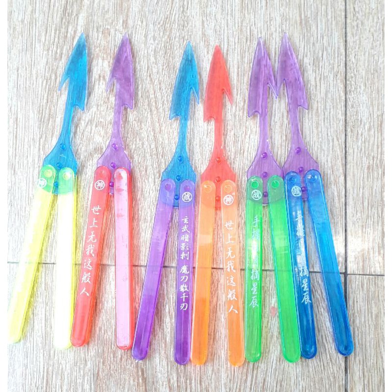Một cái mô hình Balisong_Phi_Tiêu bằng nhựa xếp lại dài 18 cm