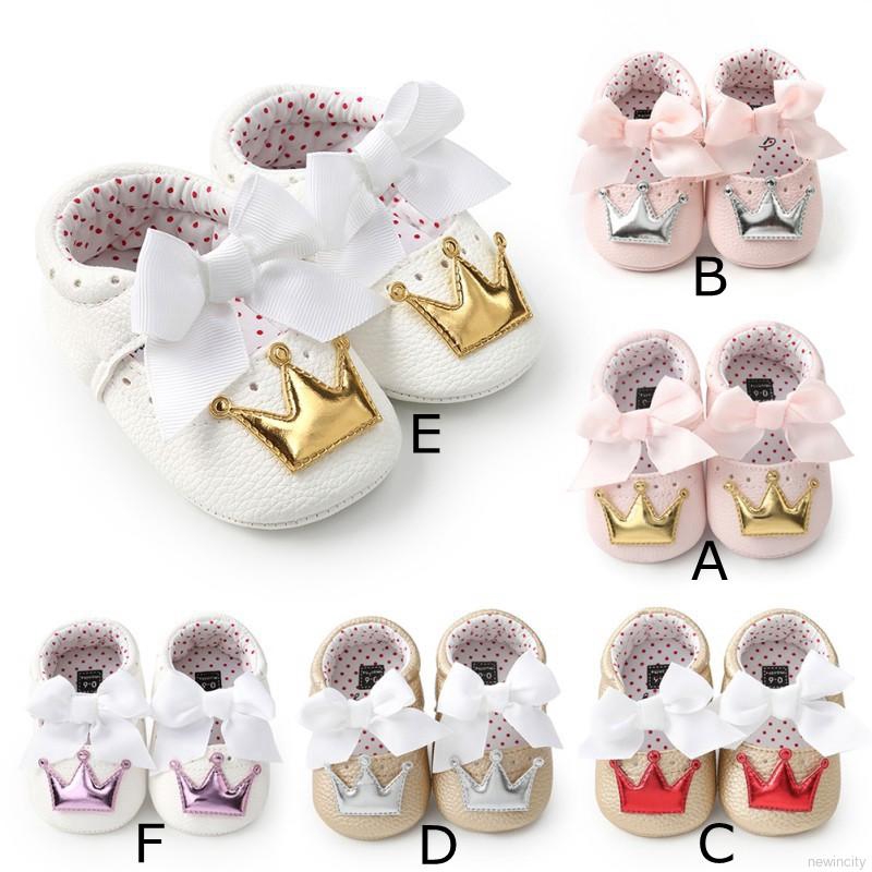 Giày chống trượt hình vương miện công chúa cho bé gái