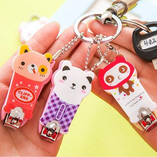 Bấm móng tay cho bé siêu kute