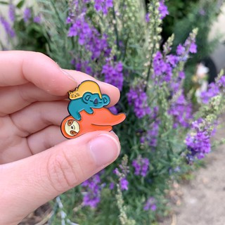 Pin cài áo Con lười