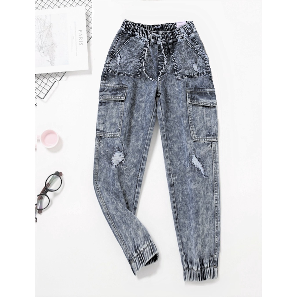 Quần Jogger wax jeans dành cho Nữ. Chất jeans mềm, co giãn thoải mái. Lưng chun dây rút tiện lợi.