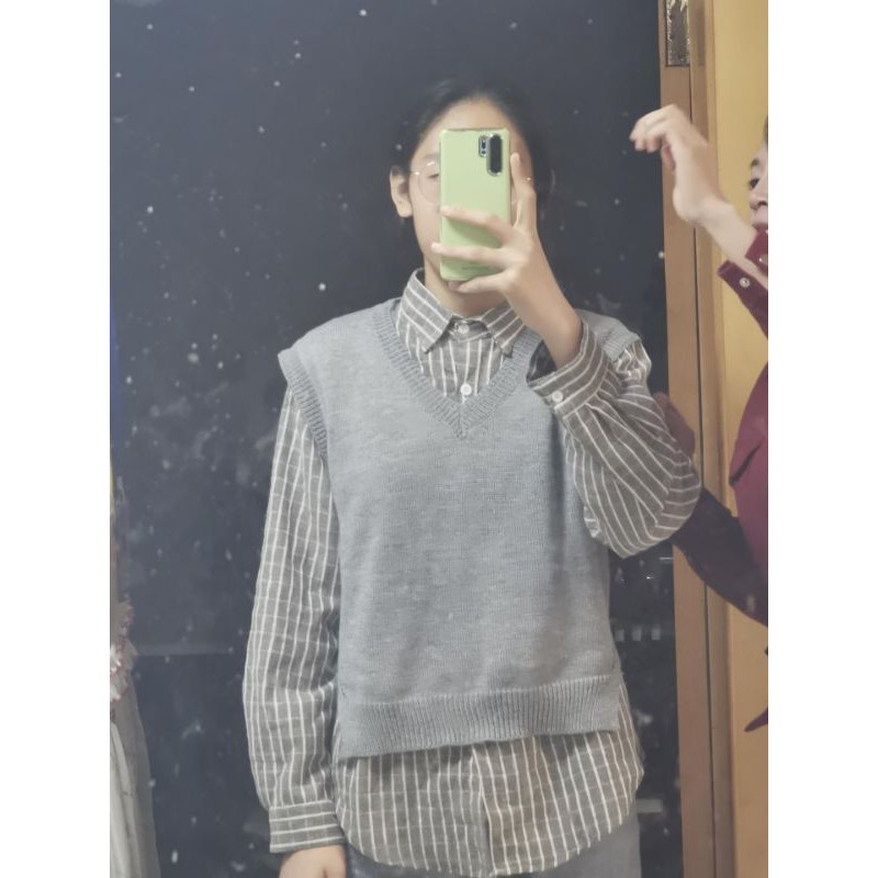 Áo sơ mi sọc + áo len gile xám giống Jisoo Black Pink