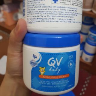 Kem dưỡng ẩm cho bé QV