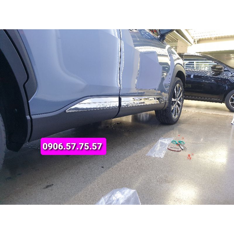 Ốp sườn có chữ cho xe toyota cross