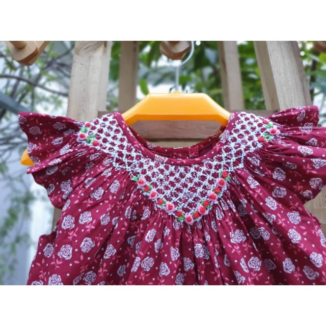 Đầm smock thêu tay kiểu cánh tiên.