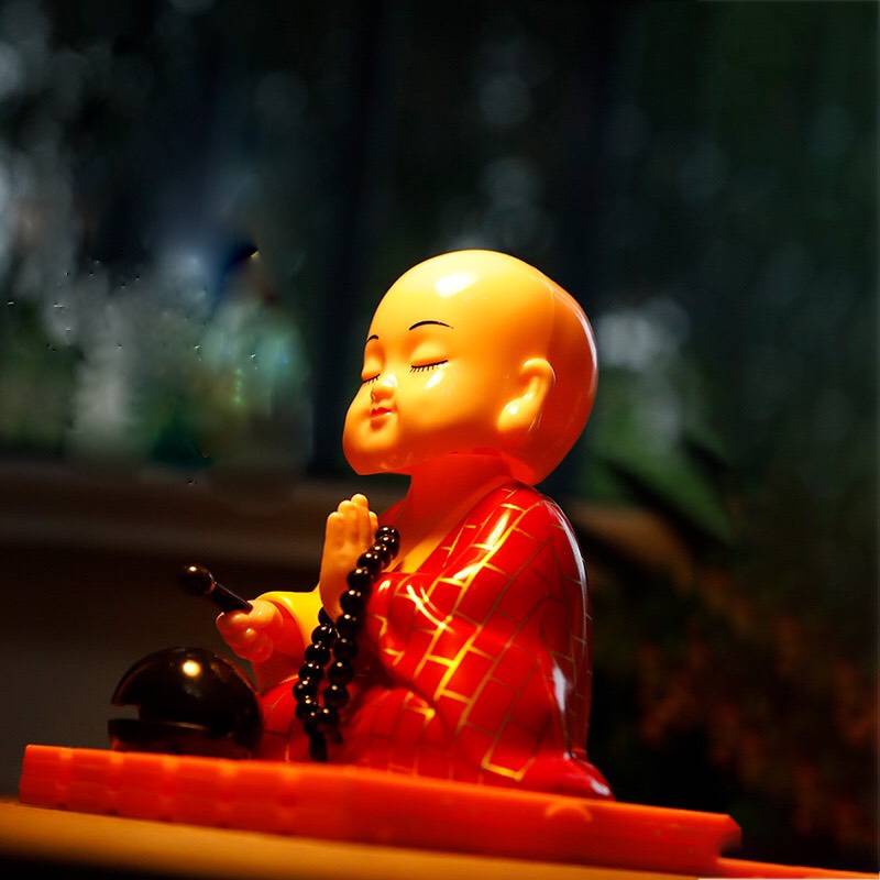 Tượng phật chú tiểu gõ mõ tụng kinh để taplo trang trí xe hơi ô tô