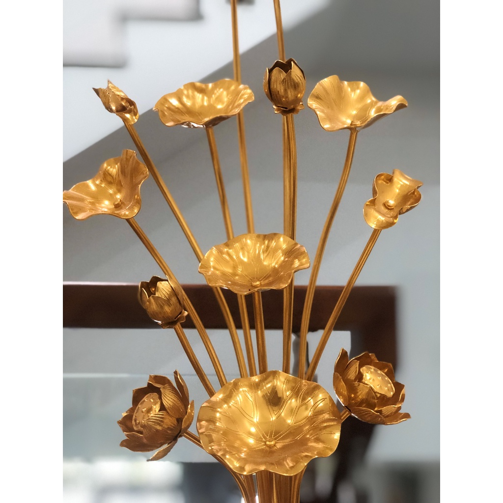 Cặp bình sen đồng vàng nguyên khối trang trí bàn Phật mới lạ và đẹp mắt