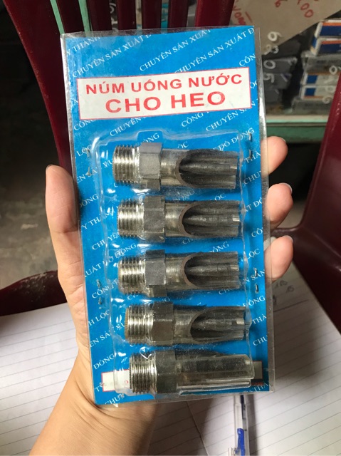 Núm uống nước cho lợn