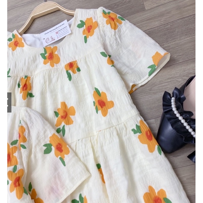 Đầm bầu mùa hè - váy bầu dáng babydoll trắng điểm hoạ tiết hoa vàng lịch sự trẻ trung