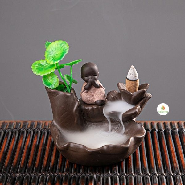 Thác khói trầm hương chú tiểu  bên suối- có lọ cắm hoa- hương trầm tạo khói chảy ngược