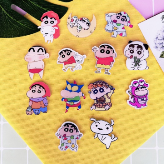 Ghim Cài Áo Hình Cậu Bé Bút Chì Shin-Chan Dễ Thương Sáng Tạo