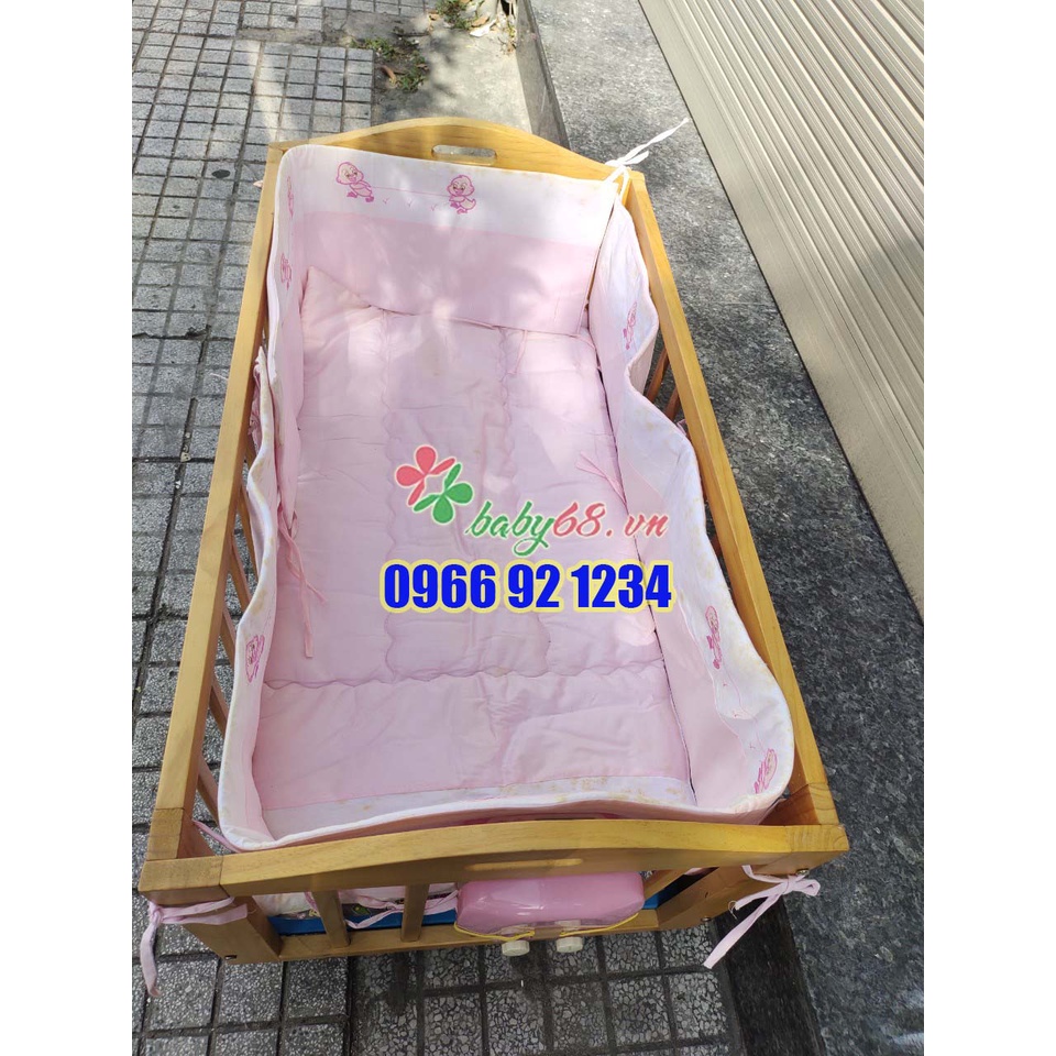 Giường cũi gỗ cho bé có nhạc kèm bánh xe, có quây và nệm, giường lưới