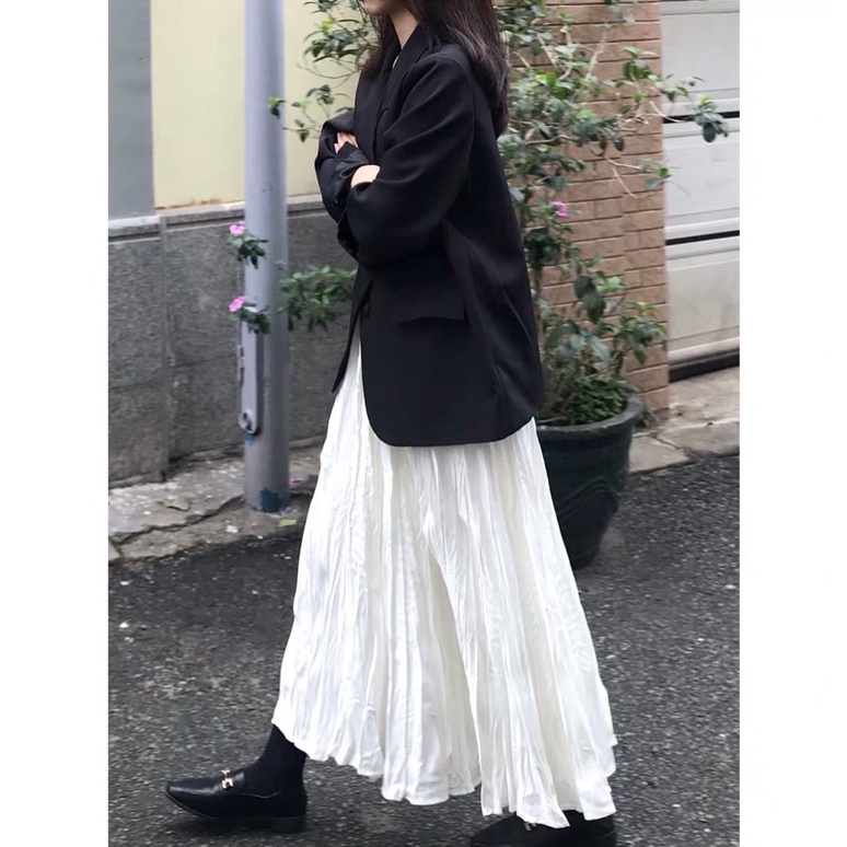 Chân váy trắng nhún dàng dài 2 Lớp, bo chun phần eo + áo gile đen len dày - Meadow | BigBuy360 - bigbuy360.vn