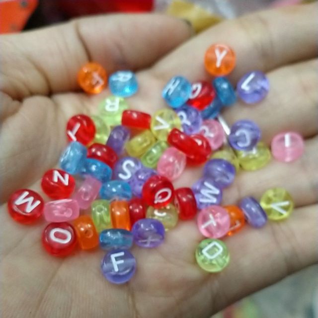 35-70 Hạt chữ, hạt số tròn trong nhiều màu in chữ trắng 4x7mm