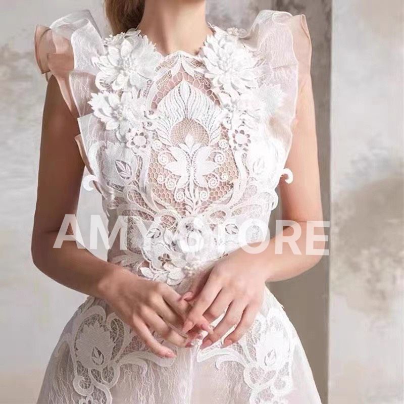 Váy ren hoa trắng.