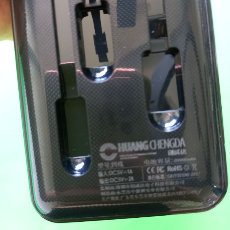 Pin Sạc Dự Phòng 20000mAh có 4 dây cáp sạc dính liền là micro, typeC, ip và USB. Có tặng kèm dây cáp micro USB rời.