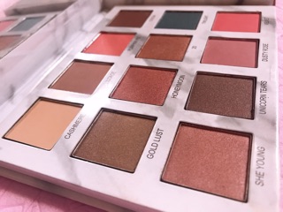 Phấn mắt 12 ô Venus Mable